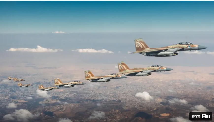 מטוסי קרב בשמיים מעל נוף עירוני