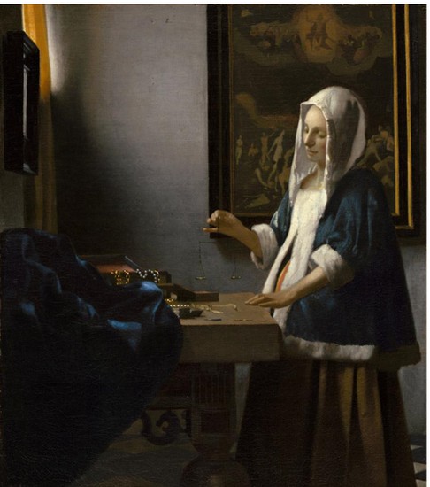 אישה מחזיקה מאזניים